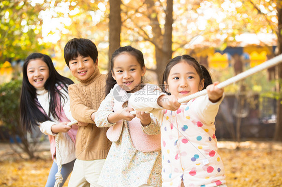 户外成一排小学生在拔河比赛图片