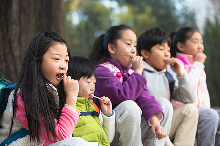 小学生东方人亚洲人可爱的男孩女孩在户外玩耍图片