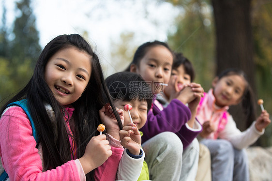 5到6岁幸福小学生可爱的男孩女孩在户外玩耍图片