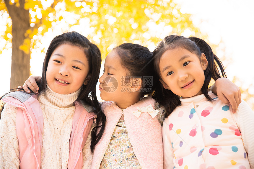 快乐学龄儿童亚洲欢乐的小女孩在户外玩耍图片
