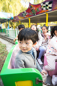 郊游东亚户外活动男孩女孩坐在游乐场玩耍图片