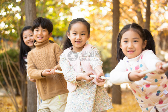 摄影玩耍水平构图小学生在拔河比赛图片