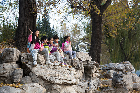 棒棒糖树友谊亚洲公园可爱的男孩女孩在户外玩耍背景