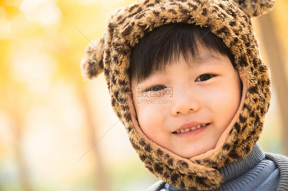 彩色图片度假摄影小男孩在户外玩耍图片