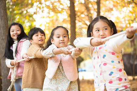 树人团队小学生在拔河比赛图片