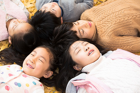 挨着成长休闲装可爱的男孩女孩躺在地上图片