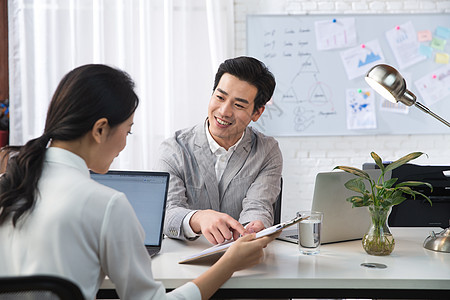 办公青年商务男女在办公图片