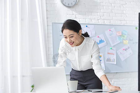 电子商务青年商务女人使用笔记本电脑办公图片