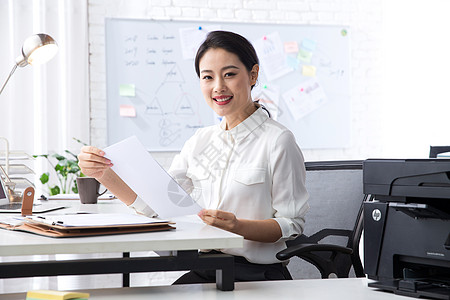 青年商务女人在办公图片