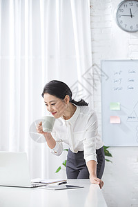 人自信职业青年商务女人使用笔记本电脑办公图片