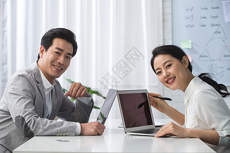 办公室东亚讨论青年商务男女在办公图片
