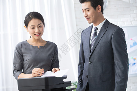 办公室现代商务人士青年商务男女在办公图片