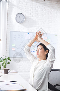 彩色圈坐着彩色图片亚洲青年商务女人在办公背景