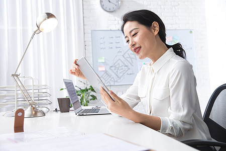 办公室职员现代亚洲青年商务女人使用平板电脑办公图片