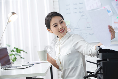 亚洲水平构图活力青年商务女人在办公图片