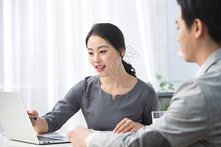 成就商务人士轻松的办公环境青年商务男女在办公背景