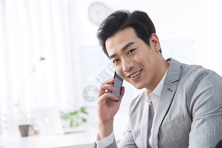轻松的办公环境男商人亚洲人青年商务男人打电话图片