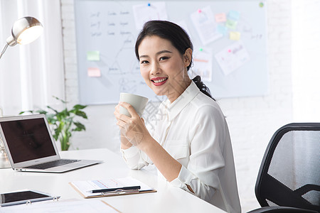 摄影人半身像青年商务女人在办公背景图片