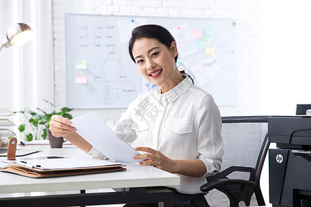 自信亚洲人半身像青年商务女人在办公图片