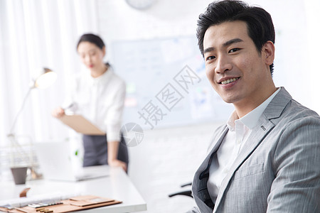 新创企业行政人员工作场所青年商务男女在办公图片