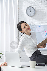 大半身人户内青年商务女人使用笔记本电脑办公图片