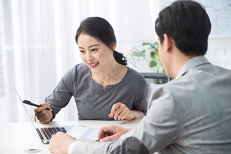 专业人员轻松的办公环境青年女人青年商务男女在办公图片