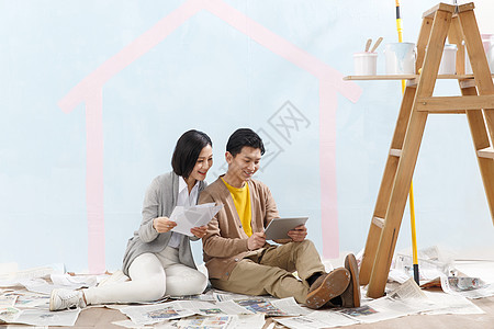 全身像乐趣平板电脑年轻夫妇装修房子图片