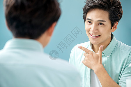 25岁到29岁造型享乐自信的年轻男人对着镜子做手势图片