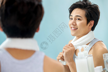健康生活方式笑时尚快乐的年轻男人拿着毛巾照镜子图片
