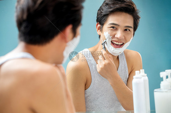 个人护理成年人脸颊青年男人对着镜子刮胡子图片