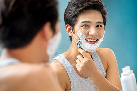 皮肤活力成年人青年男人对着镜子刮胡子图片
