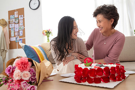 休闲装母亲亲情幸福母女过生日图片