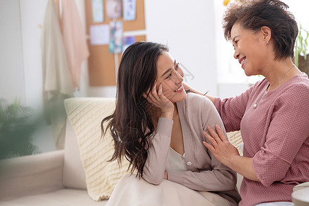 青年人享乐老年人幸福母女高清图片