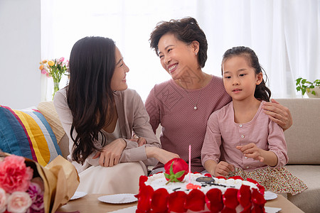 生日蛋糕生日礼物花瓣快乐的祖孙三代高清图片