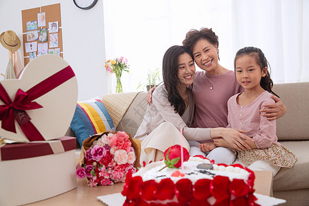 生日礼物儿童青年女人快乐的祖孙三代高清图片