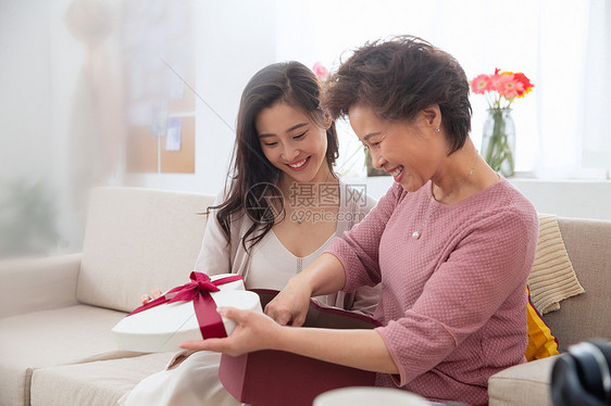 节日温馨生日礼物女儿给母亲送礼物图片