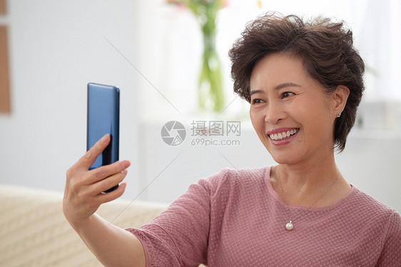 欢乐满意愉悦快乐的老年人看手机图片