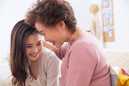 青年女人满意老年人幸福母女图片