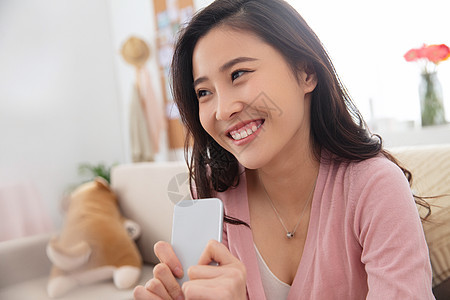 微笑半身像沙发快乐的青年女人图片