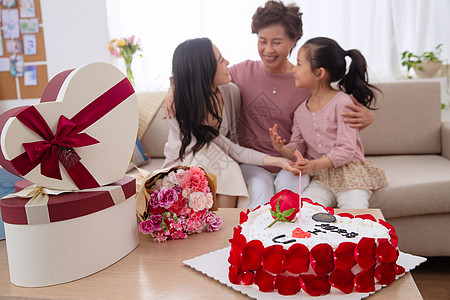 住宅房间蛋糕50多岁快乐的祖孙三代高清图片