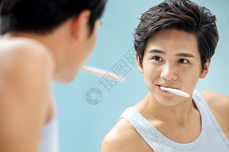 帅哥无忧无虑水平构图年轻男人对着镜子在刷牙图片
