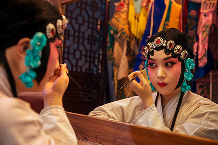 亚洲人拿着表演艺术活动女京剧演员后台化妆图片