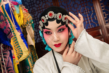 认真的东亚文化艺术家女京剧演员后台化妆图片