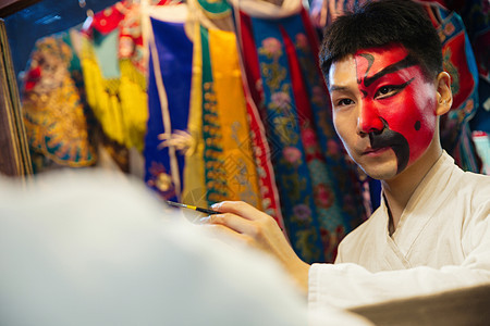 20多岁东方人创作行业男京剧演员后台化妆图片