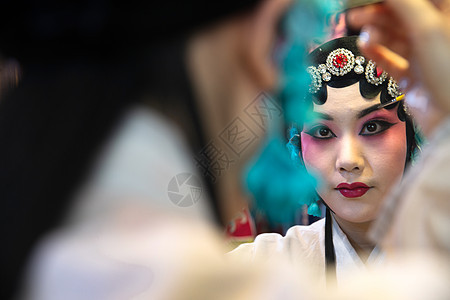 女20多岁头和肩膀女京剧演员后台化妆图片