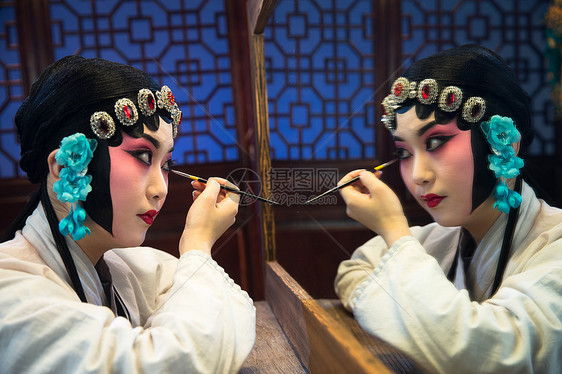 文化传统服装作画女京剧演员后台化妆图片