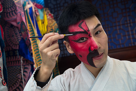 娱乐行业职位刷青年男人男京剧演员后台化妆图片