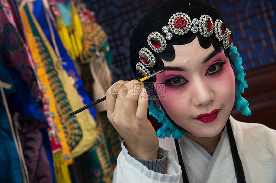 刷亚洲人传统文化女京剧演员后台化妆图片