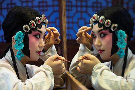 成年人传统画笔女京剧演员后台化妆图片