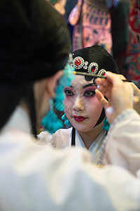 女装饰物表演者女京剧演员后台化妆图片
